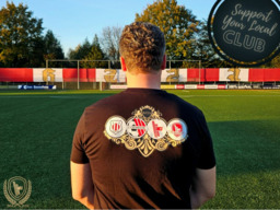 T-shirt met emblemenlogo: katoen & T-shirt polyester. Bel/app Sjonnie Maasdam 06-16302073  T-shirt met emblemenlogo: katoen & T-shirt polyester. Bel/app Sjonnie Maasdam 06-16302073